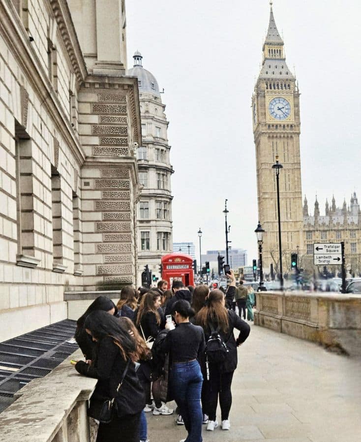 London Phone Booth Selfie Crowd near Big Ben