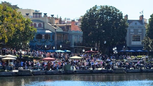 Tips to avoid crowds at Disneyland