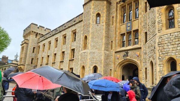London Crown Jewels line at entrance 